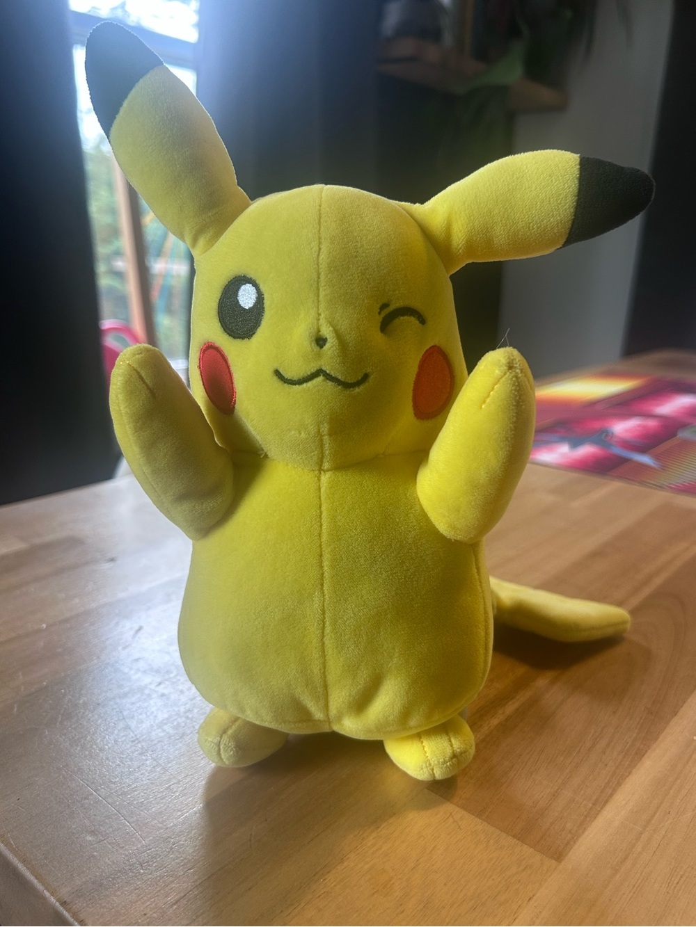 Peluche Pikachu officielle Pokémon – Clin d’œil – Très bon état